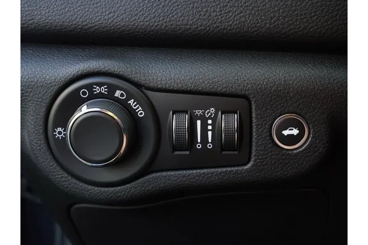 $8812 : Chrysler 200 2017 Limited 4d image 9