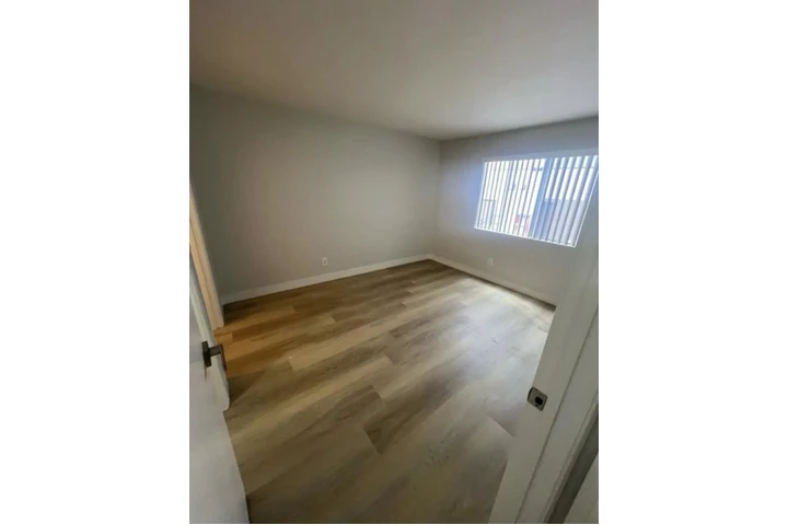 $1100 : APT CON PARKING LOS ANGELES CA image 6
