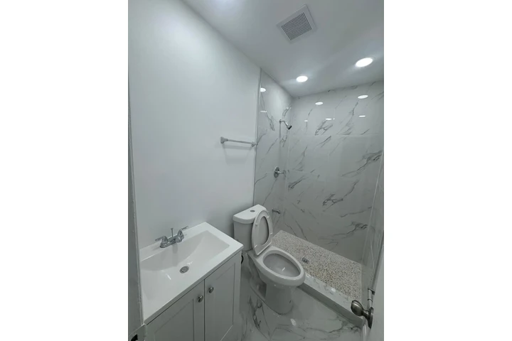 $3000 : RENTO CASA RECIEN REMODELADA. image 6