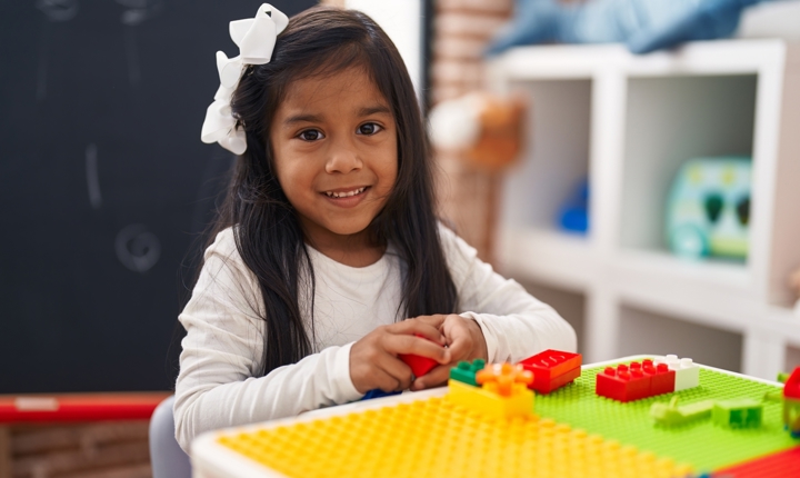 Niña latina en la escuela