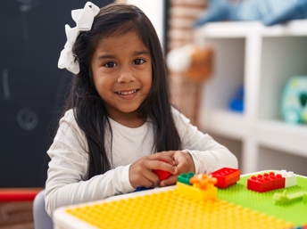 Niña latina en la escuela