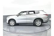 $17996 : Mitsubishi Outlander 2024 ES thumbnail