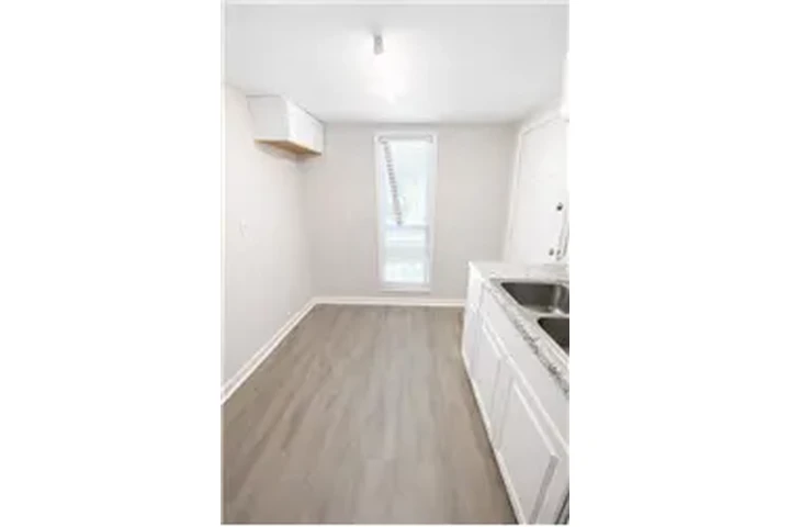 $1300 : Rental property with 1 bedro image 2