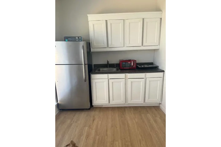 $1050 : Private 1 bedroom 1 bathroom image 8