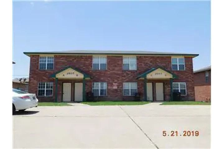 $800 : Rental property with 2 bedro image 1