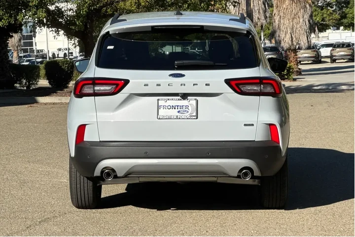 Ford Escape Plug-In Hybrid 2 image 4