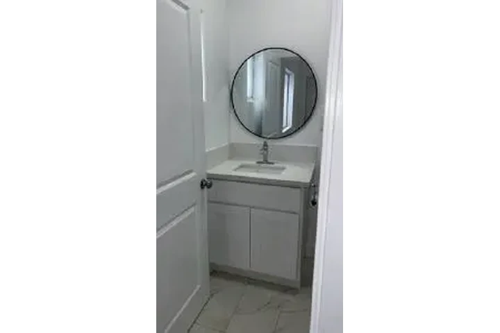 $3800 : Casa Remodelada! 5-Rec/2-Ba image 8