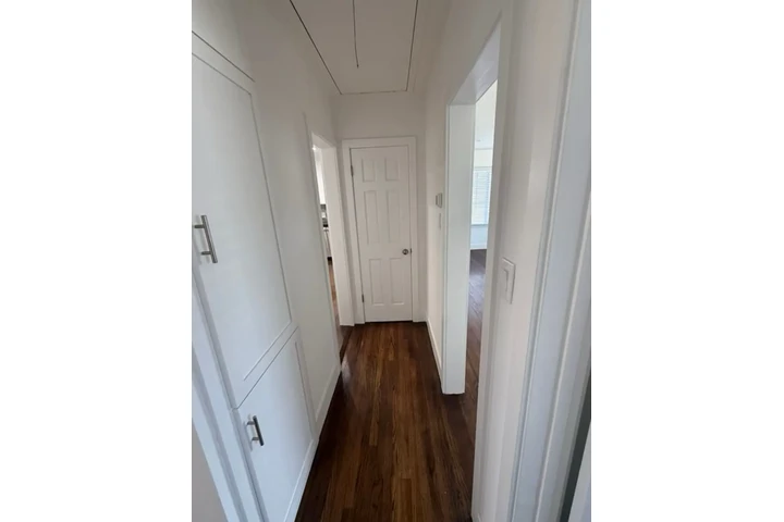 $2000 : Spacious 2 Bed House in LA image 5