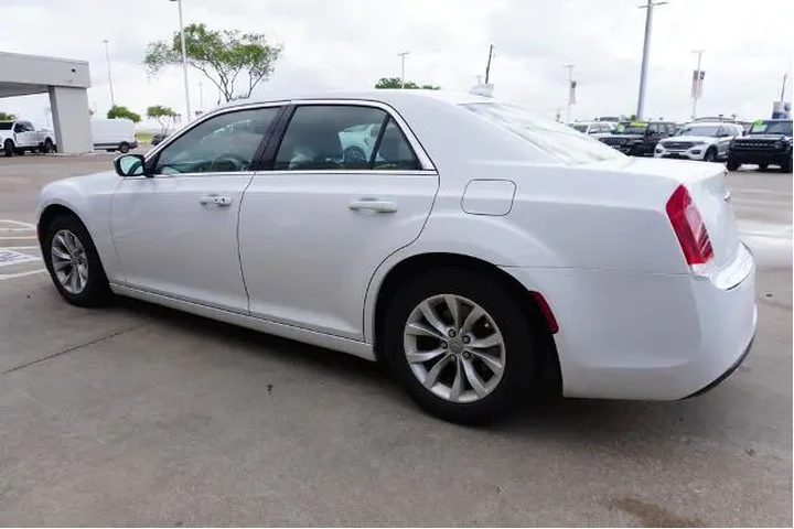 $13888 : Chrysler 300 2016 Limited 4d image 4