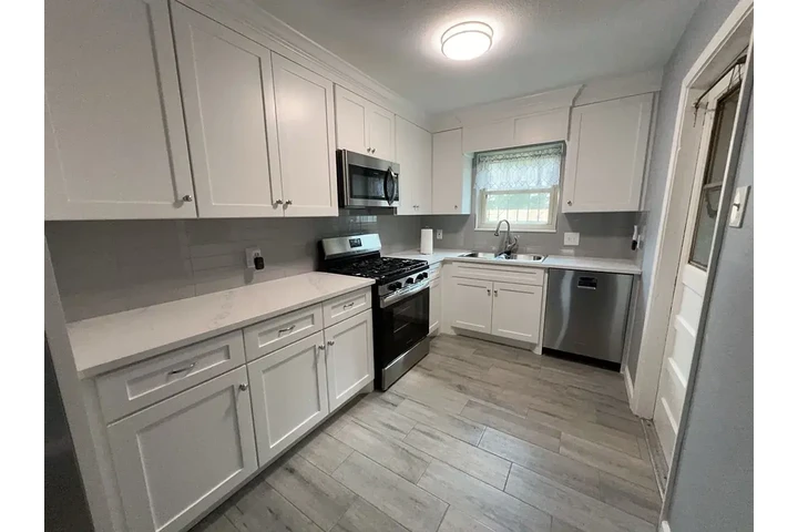 $1300 : Welcome to this charming 3-bed image 6