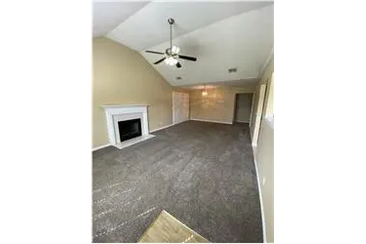 $1900 : Rental property with 3 bedro image 2