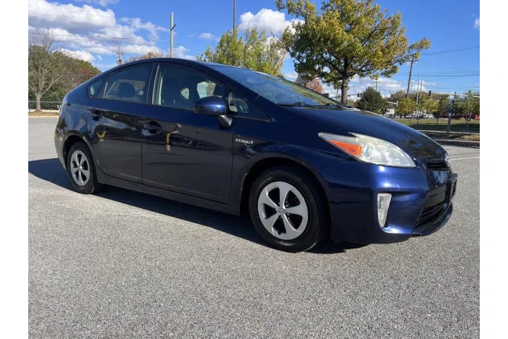 $10900 : 2013 Prius Four image 5