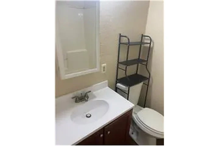 $900 : Rental property with 1 bedro image 8