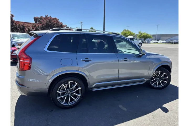 2017 XC90 T6 Momentum image 4