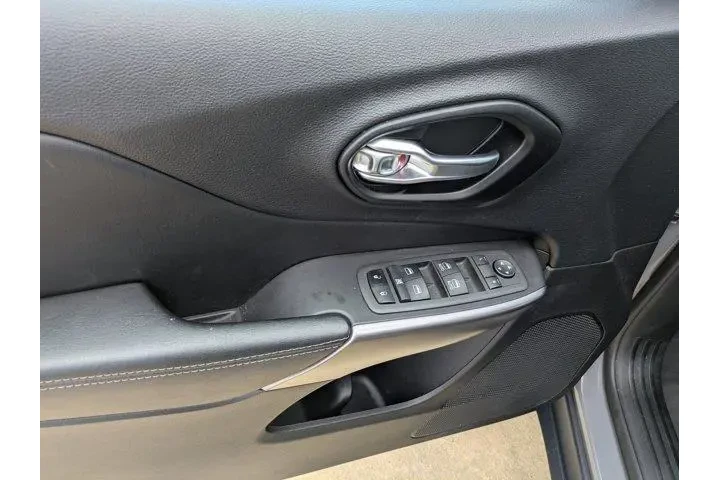 $24990 : Jeep Cherokee 2022 4x4 Latit image 9