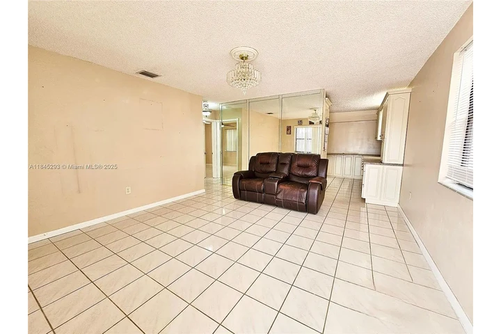 $900 : Spacious and well-maintained 2 image 7