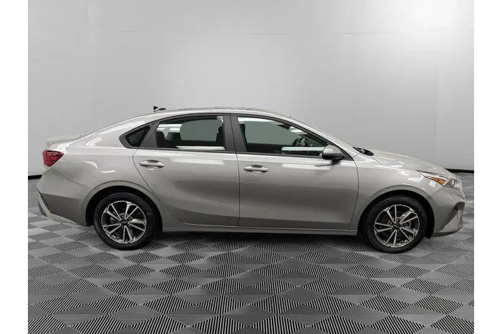 $16288 : Kia Forte 2023 LXS 4dr Sedan image 6