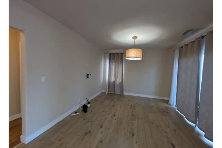 $4950 : 2779 Lakewood Ave N, Los Angel image 3