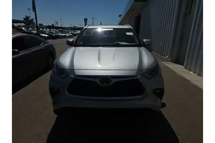 $36900 : Toyota Highlander 2024 LE 4d image 2