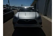 $36900 : Toyota Highlander 2024 LE 4d thumbnail