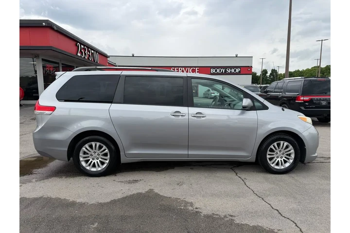 $5980 : 2011 Sienna XLE image 1