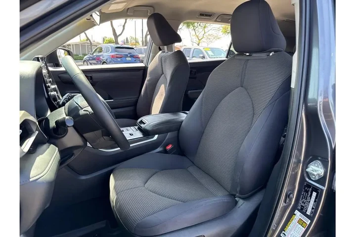 2022 Toyota Highlander LE image 7