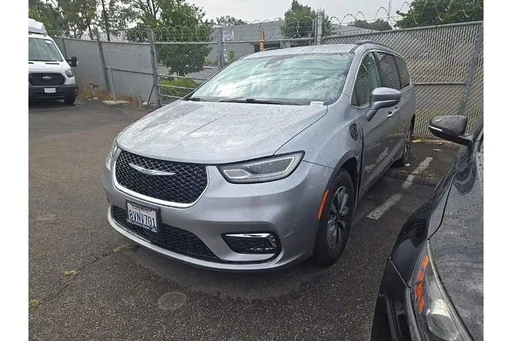 $23633 : Chrysler Pacifica Hybrid 202 image 3