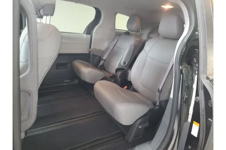 $33940 : Toyota Sienna 2023 AWD XLE 7 image 5