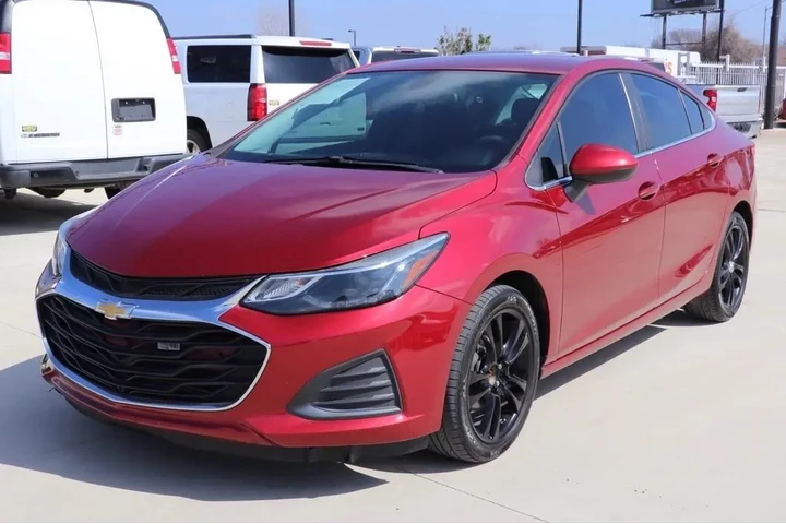 2019 Cruze image 1