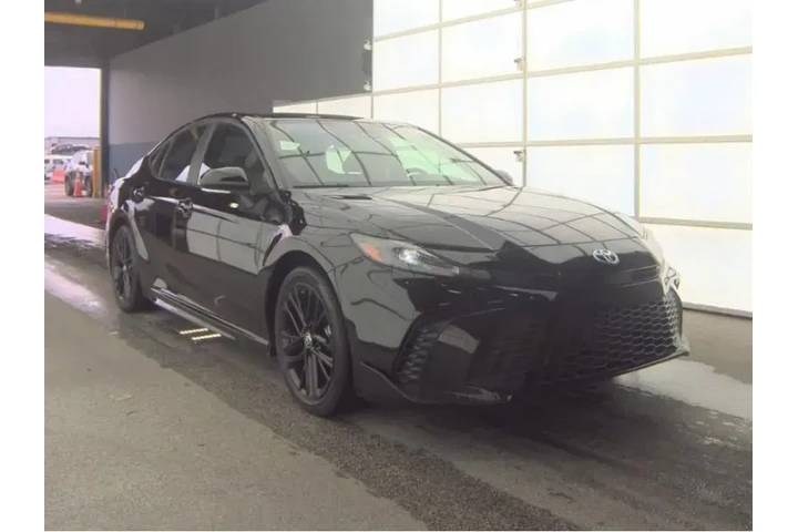 $27993 : Toyota Camry 2025 SE 4dr Sed image 4