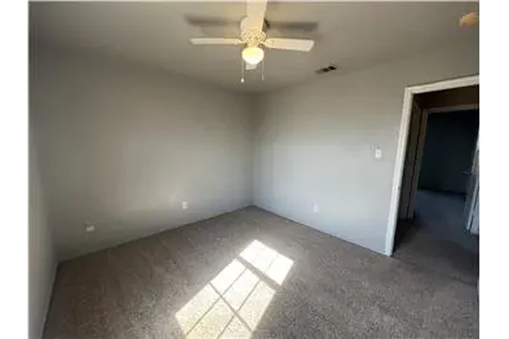 $850 : Rental property with 2 bedro image 8