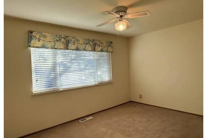 $1050 : single freshly updated home image 5