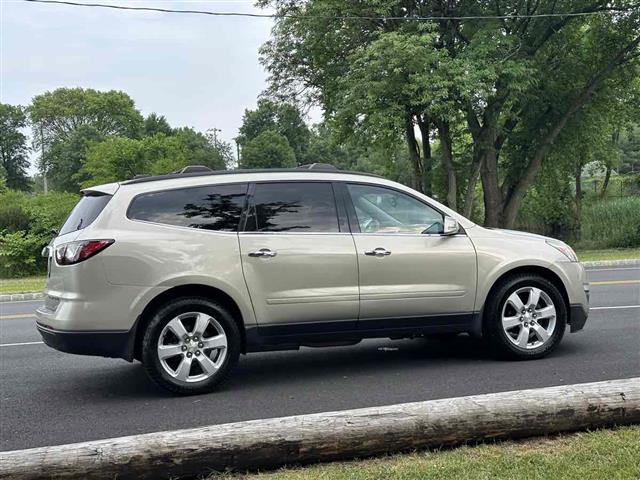 2016 Traverse LT image 10