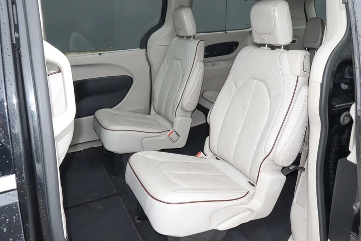 $15949 : 2020 Pacifica Limited image 8