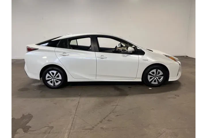 $17421 : Toyota Prius 2016 Four 4dr H image 2