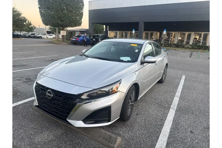 $17987 : Nissan Altima 2023 2.5 SV 4d image 1
