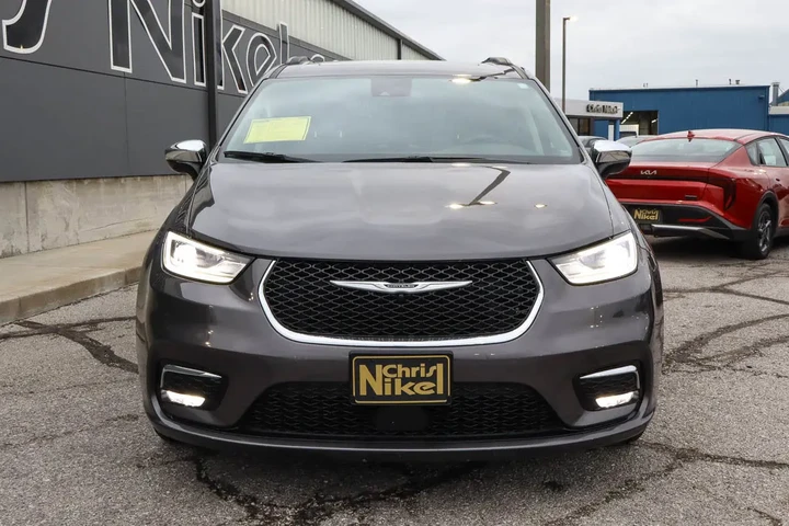 $26488 : 2023 Pacifica Limited FWD image 2