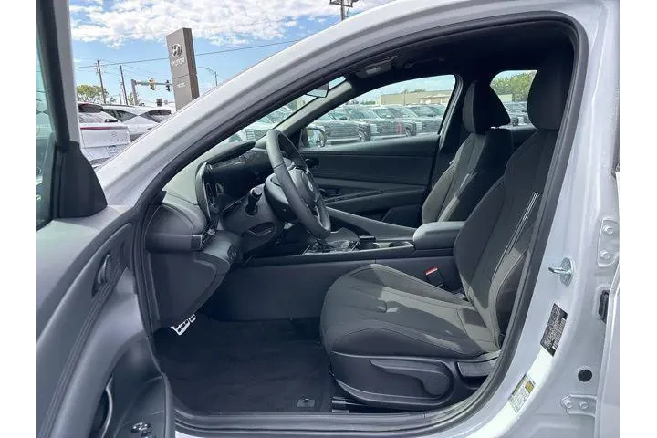 $27498 : Hyundai ELANTRA Hybrid 2025 image 4