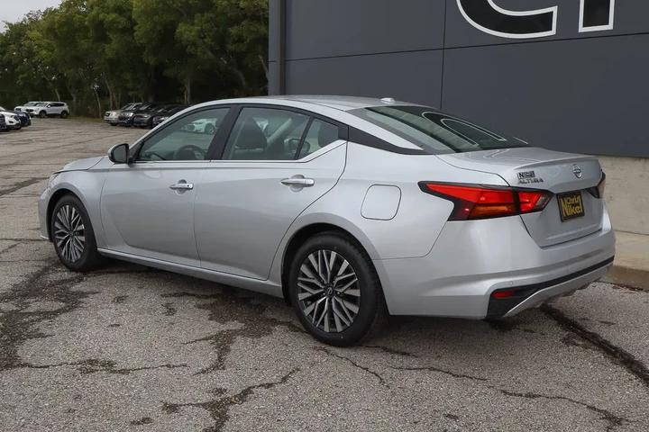 $18888 : 2023 Altima 2.5 SV image 6