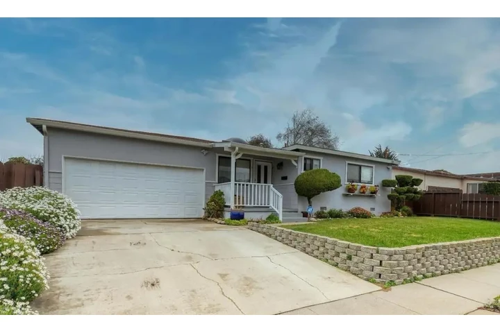 $2430 : 3 Bedroom Home In Montebello image 1