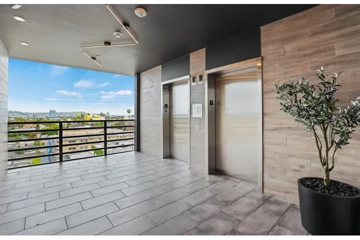 $2687 : 2bed apartment in LA image 3