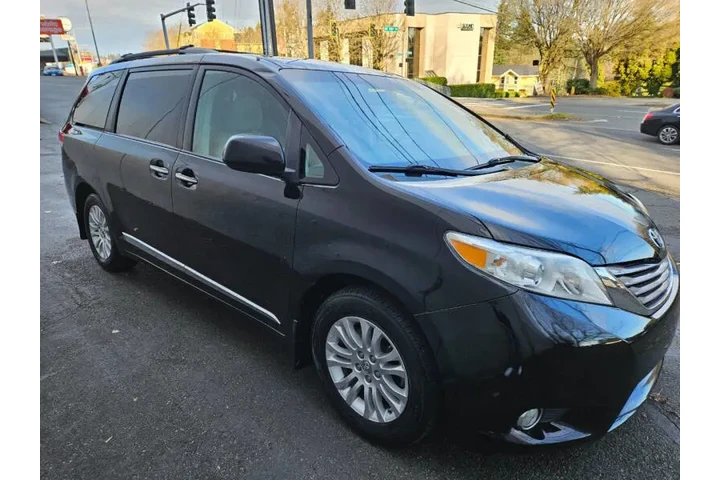 $7999 : 2011 Sienna XLE 8-Passenger image 6