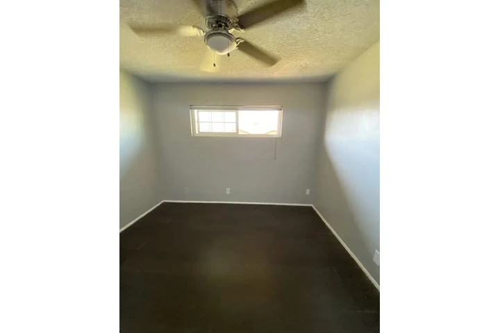 $890 : Beautiful freshly painted home image 4