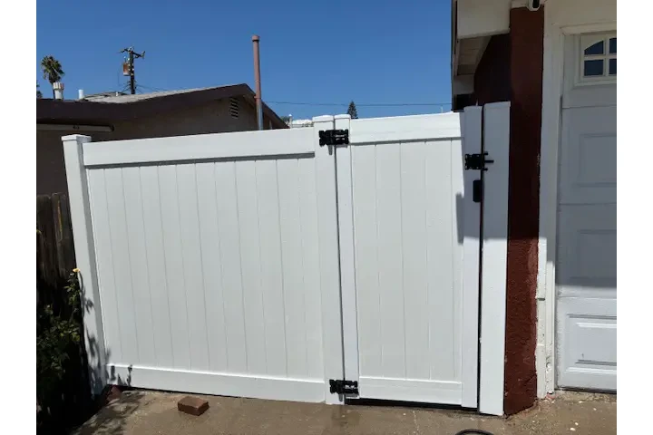 Vinyl Fences y Gates image 3