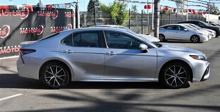 $24985 : Camry SE Sedan 4D image 9