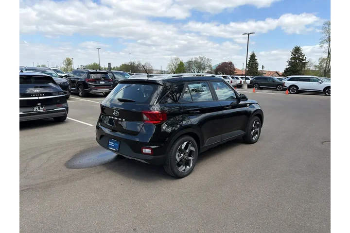 $23350 : Hyundai VENUE 2026 SEL 4dr C image 2