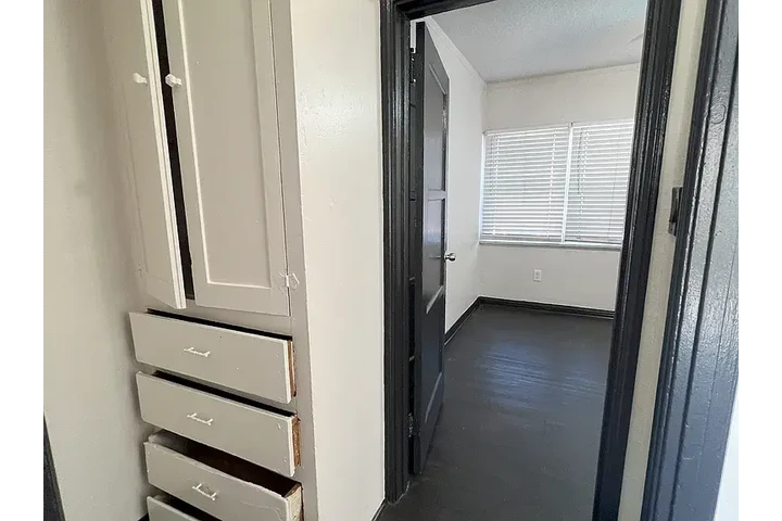 $1095 : Spacious 1bd 1ba at Huntington image 3