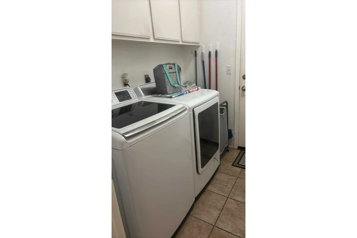 $1000 : Cuarto De Renta Corona image 6