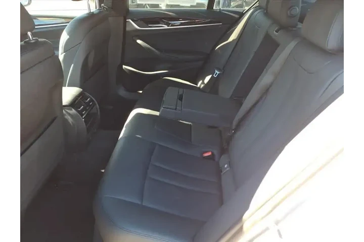 $15949 : BMW 5 Series 2019 530e iPerf image 9