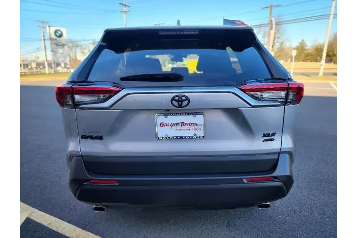 $28602 : Toyota RAV4 2023 AWD XLE 4dr image 6